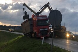 Vrachtwagen met trailer in berm