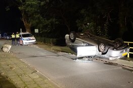 Auto op z&#39;n kop in Grootebroek