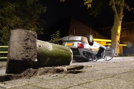 Auto op z&#39;n kop in Grootebroek