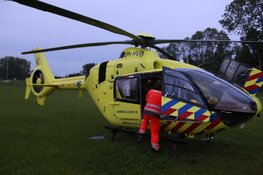 Automobilist botst tegen boom in Waarland: zwaargewond met traumaheli naar ziekenhuis