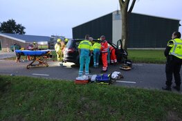 Automobilist botst tegen boom in Waarland: zwaargewond met traumaheli naar ziekenhuis