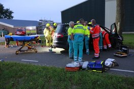 Automobilist botst tegen boom in Waarland: zwaargewond met traumaheli naar ziekenhuis