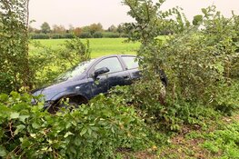 Auto in de slip door modder