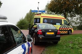 Botsing in Zwaagdijk-Oost: bestuurder bekneld