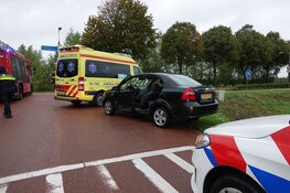 Botsing in Zwaagdijk-Oost: bestuurder bekneld