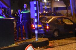 Auto botst tegen paal in Enkhuizen: politie zoekt eigenaar