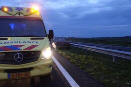 Auto tegen vangrail op Westfrisiaweg