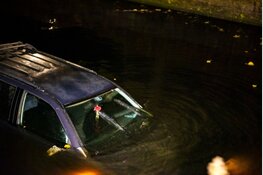 Bestuurder onder invloed raakt meerdere auto&#39;s en eindigt in water Hoorn