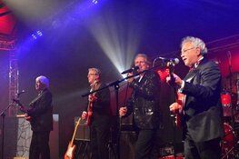 Optreden van Cliff and the Shadows Tribute Band "The Red Strats" op zondag 3 november in Oosterleek