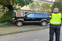 Auto tegen boom in voortuin in Grootebroek