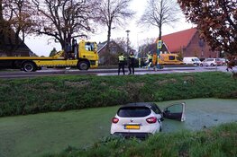 Auto te water in Zwaagdijk-Oost