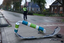 Auto te water in Zwaagdijk-Oost