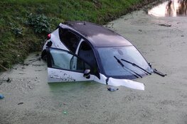 Auto te water in Zwaagdijk-Oost
