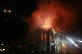 Grote brand in voormalig gemeentehuis in Obdam