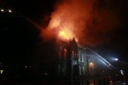 Grote brand in voormalig gemeentehuis in Obdam