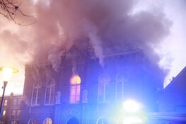 Grote brand in voormalig gemeentehuis in Obdam