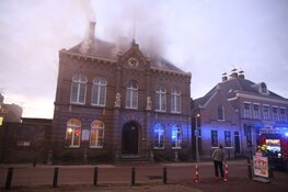 Grote brand in voormalig gemeentehuis in Obdam