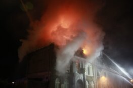 Grote brand in voormalig gemeentehuis in Obdam: 'Sluit ramen en deuren'