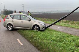 Auto tegen lantaarnpaal aan Rustenburgerweg