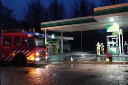 Medewerkster tankstation Bovenkarspel activeert onbedoeld brandalarm