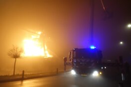 Molen verloren bij brand in Bovenkarspel: brandweer probeert overslaan te voorkomen