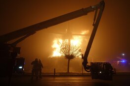 Molen verloren bij brand in Bovenkarspel: brandweer probeert overslaan te voorkomen
