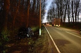 Auto raakt van de weg, bestuurder gewond
