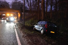 Auto raakt van de weg, bestuurder gewond