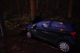 Auto raakt van de weg, bestuurder gewond