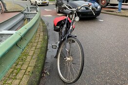 Fietser naar ziekenhuis na aanrijding