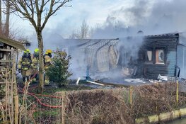 Middelgrote brand legt vakantiehuisje in as in Venhuizen