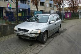 Auto tegen brug gereden bij ongeval
