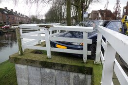 Auto tegen brug gereden bij ongeval