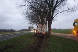 Vrachtwagen ramt boom, bestuurder ongedeerd