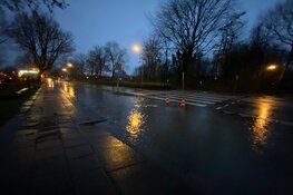 Straat afgezet in Enkhuizen om wateroverlast