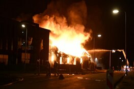 Metershoge vlammen bij brand op industrieterrein in Zwaag