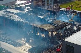 Ravage na verwoestende brand in Zwaag goed zichtbaar vanuit de lucht