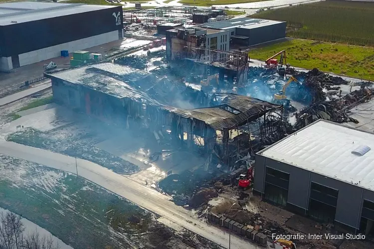 Opnieuw oplaaiend vuur bij afgebrand bedrijf in Zwaag