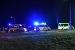 Auto te water bij ongeval Zwaagdijk, minimaal één gewonde