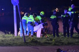 Auto te water bij ongeval Zwaagdijk, minimaal één gewonde