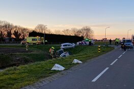 Bestelbus te water na botsing in Andijk