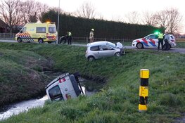 Bestelbus te water na botsing in Andijk