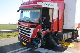 Frontale botsing tussen vrachtwagen en auto in De Goorn
