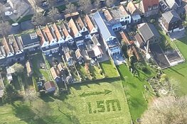 Boodschap in gemaaid grasveld Enkhuizen: houd 1,5 meter afstand