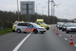 Bestelbus op z'n kop in de sloot