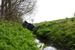 Bestelbus op z'n kop in de sloot