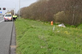 Bestelbus op z'n kop in de sloot