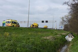 Bestelbus op z'n kop in de sloot