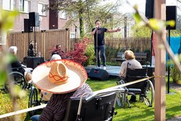 Cliënten en medewerkers Lindendael verrast door optreden Gerard Joling