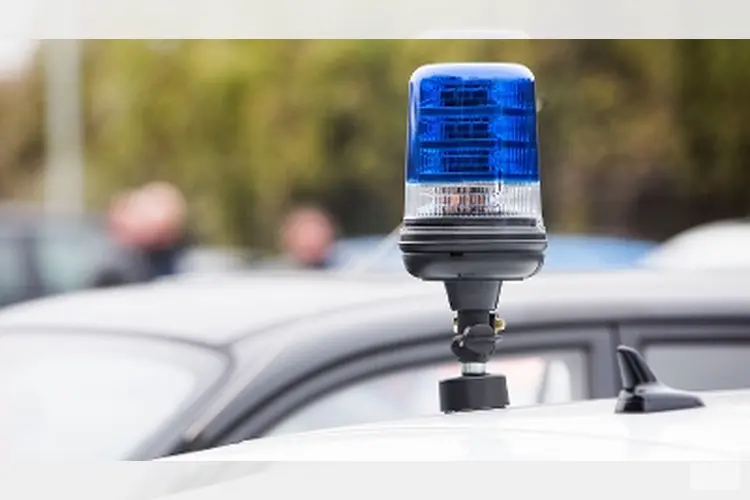 Man rijdt met bromfiets door winkelruit Hoorn
